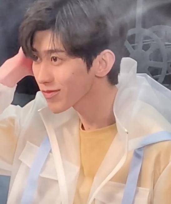 蔡徐坤被当众捏脸,下巴突然"变形",后期p图都不知从何下手_时候_因为