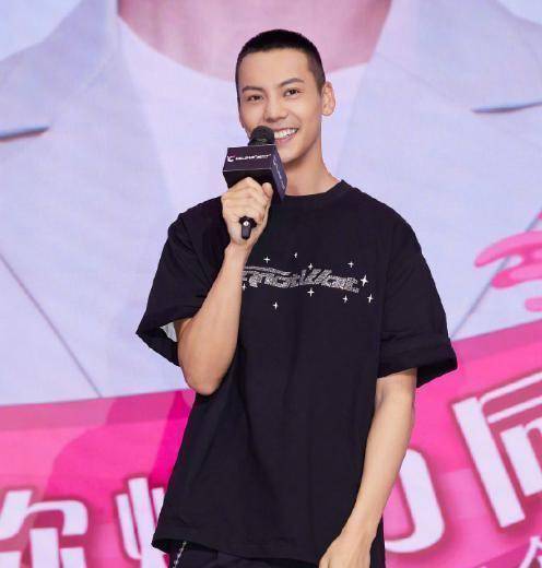 陈伟霆:毛寸新发型搭配黑t恤衫,外出商演站台腼腆地像个大男孩
