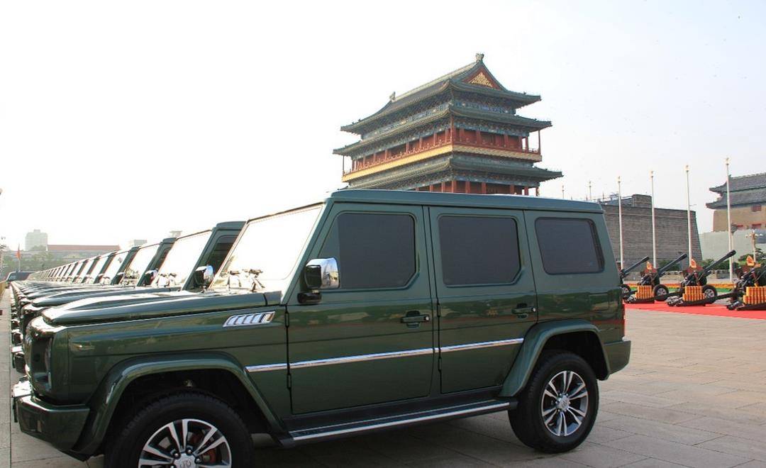 前脸采用的是北汽越野世家设计语言,车身侧面简直可以和奔驰g500达