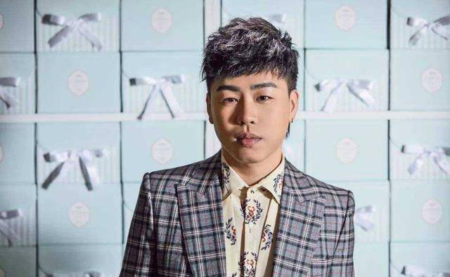 除了母亲着急他的人生大事外,胡彦斌自己似乎也很渴望结婚