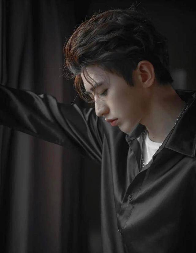 衬衫除了黄景瑜最服蔡徐坤,波浪大背头配上龙须刘海,潮范十足_黑色