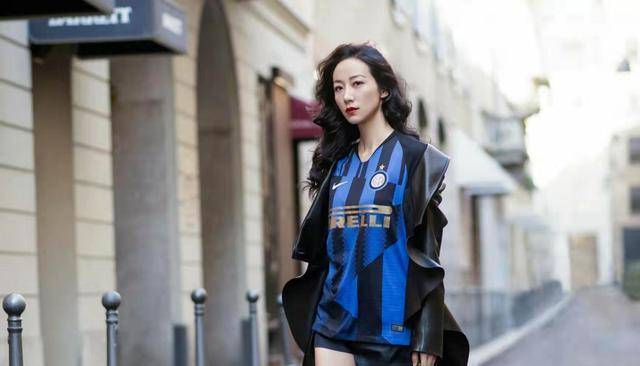 韩雪球衣配高跟鞋,唐嫣西服搭运动鞋,混搭成新潮流_时尚_机场_身材