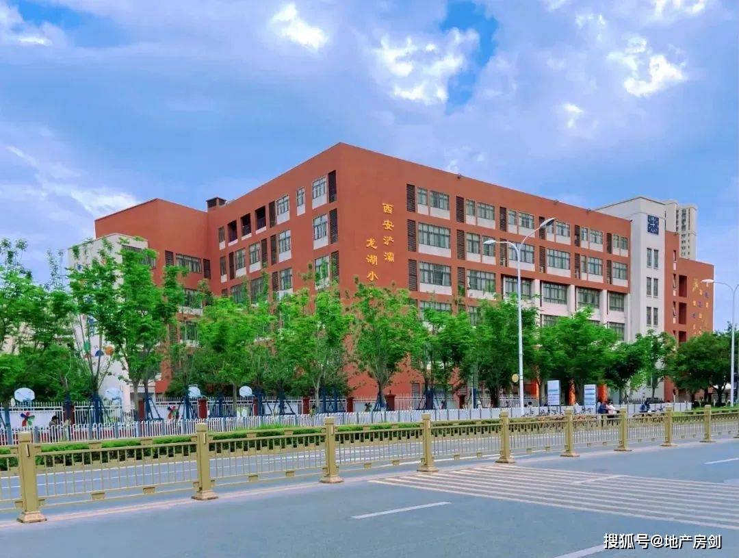 西安浐灞龙湖小学实拍图但龙湖在城东的"造城"计划,却并未止步于