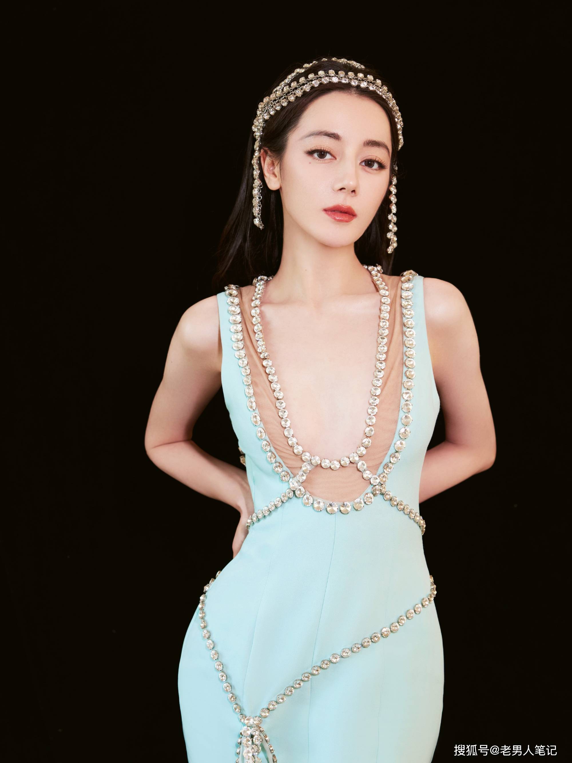 迪丽热巴,一身蓝色水晶钻饰连衣裙浪漫轻盈,宛如刚出水的美人鱼_时尚
