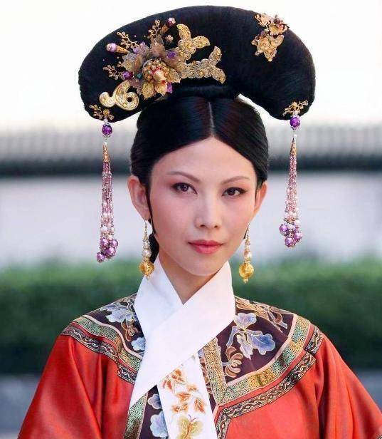 2011年的一部《甄嬛传》,让已经结婚生子的蔡少芬,再一次攀上了自己