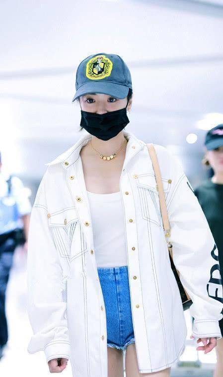 蔡依林就是潮,一件白色夹克搭短裤走机场,身高不够但气场十足!