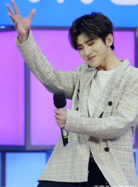 蔡徐坤7年前就认识何炅,还一起拍过戏,首秀《快本》拜师谢娜_组合