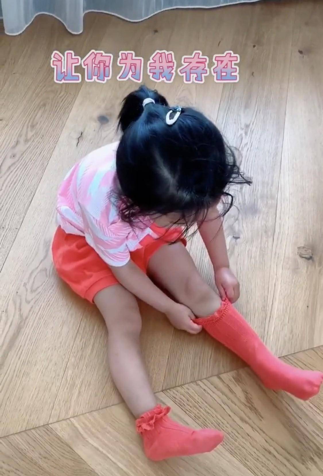 陈赫发视频晒女儿新技能,安安穿袜子不急不躁呆萌可爱_脚丫_平台_配套