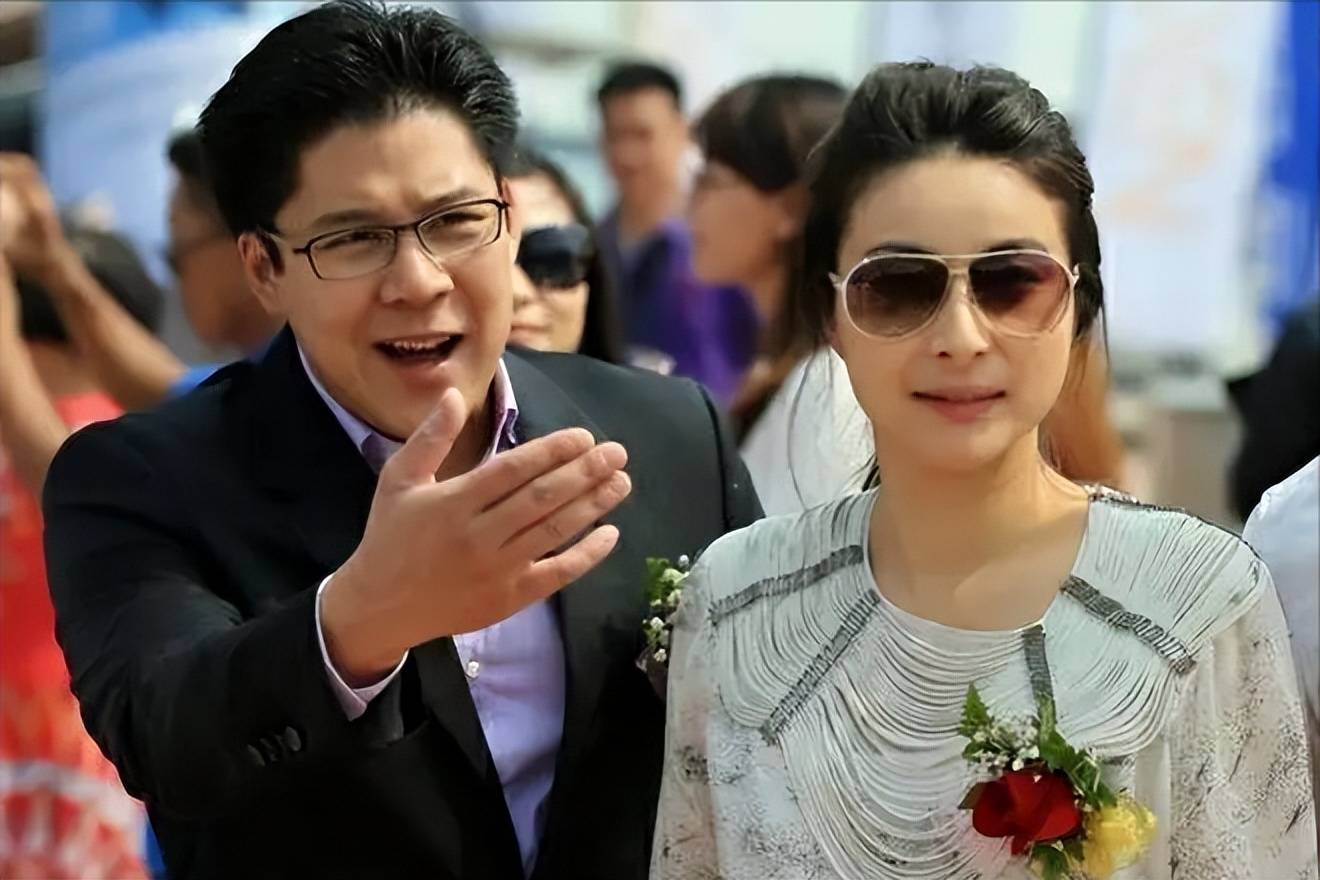 巩俐与郭晶晶同台出席晚宴!