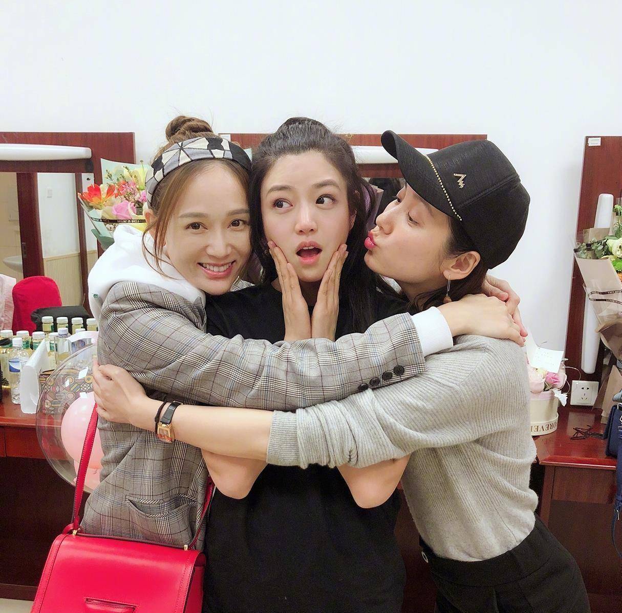 陈乔恩,吕一看陈妍希演话剧,后台拍照感情好!_唐嫣_什么_舞台