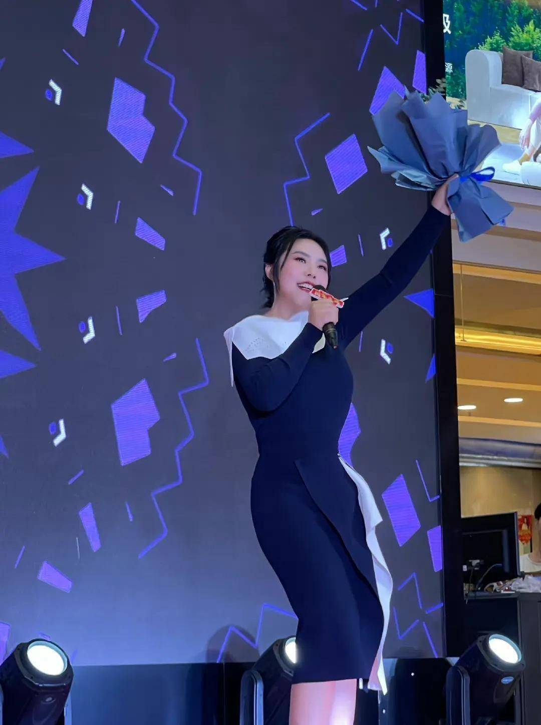 超女纪敏佳演唱会门票开售,网友担心卖不出去,如今变样你敢认?