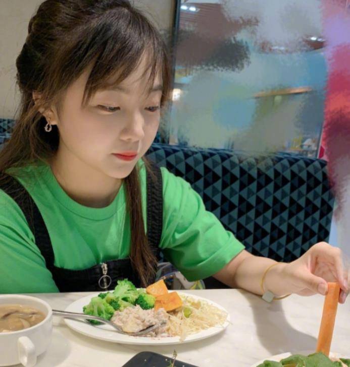 奥运女孩林妙可晒近照,皮肤白皙清纯可人,为瘦身吃减脂餐好拼_电影