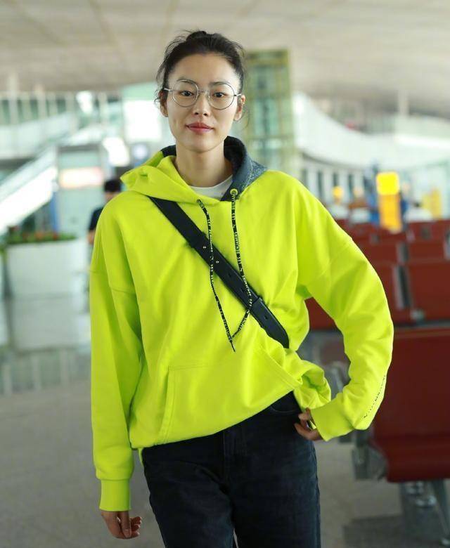 超模刘雯身穿卫衣配五分裤,展现优雅超长美腿,帅气不失风格_身体_双腿