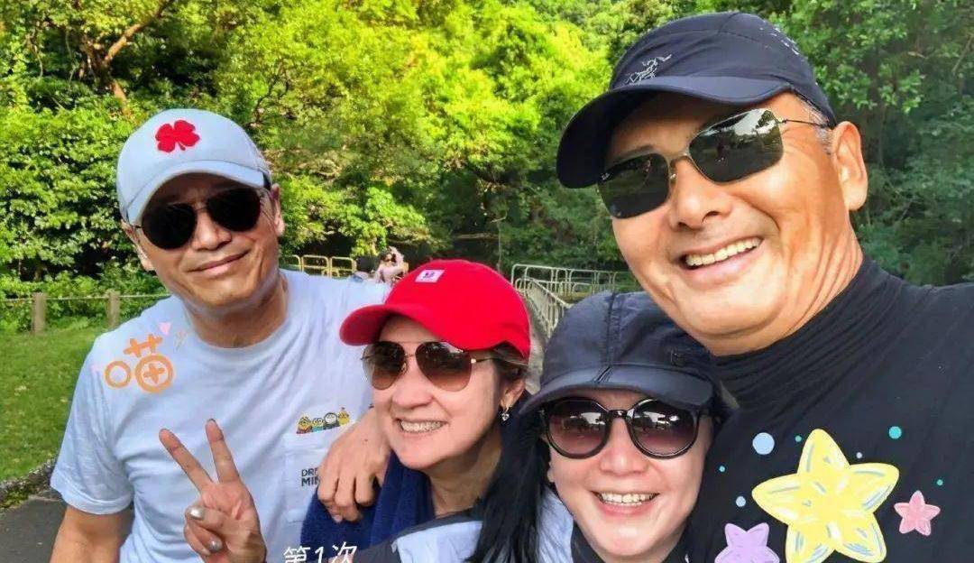 曾华倩与黄日华同框,昔日荧幕情侣27年后再聚,靠肩合影关系好_周润发