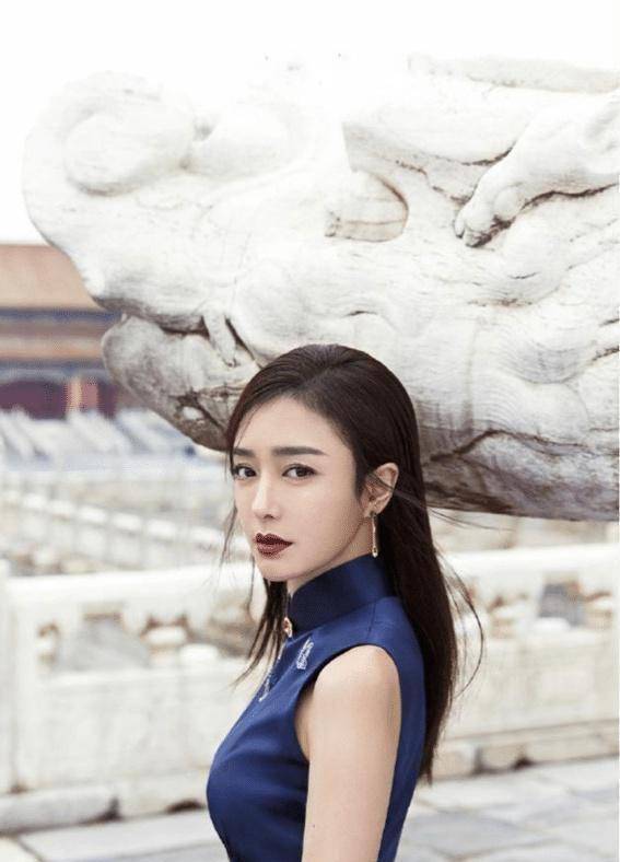 穿上旗袍的秦岚,温婉大气气质十足,旗袍还可以这样穿_衣服_女子_味道