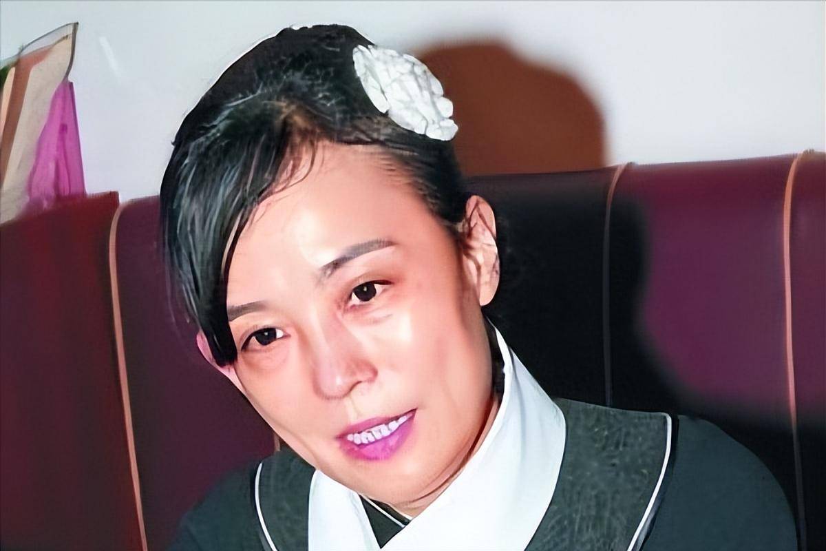可在林竞业离世两年后,哥哥张国荣因抑郁跳楼离去,这一次,翁静晶被