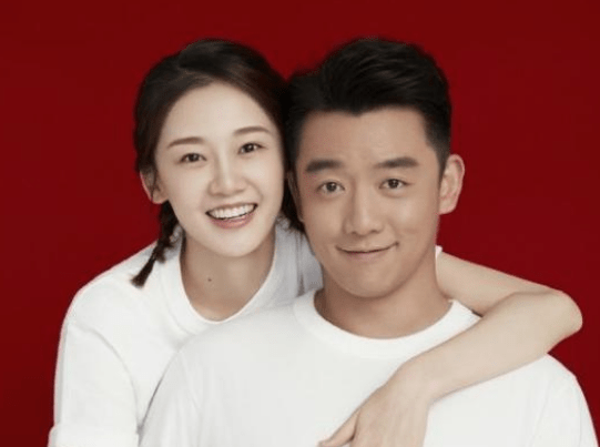 郑恺苗苗公开9张结婚照,女方肚子成亮点疑奉子成婚_照片_白色_衬衫