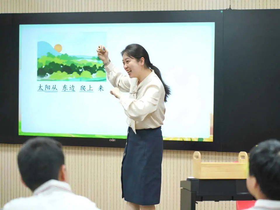 在教唱环节苗老师十分注意学生的学习状态、动作模仿、相互配合，学生也非常积极专注，他们共同展现了精彩的