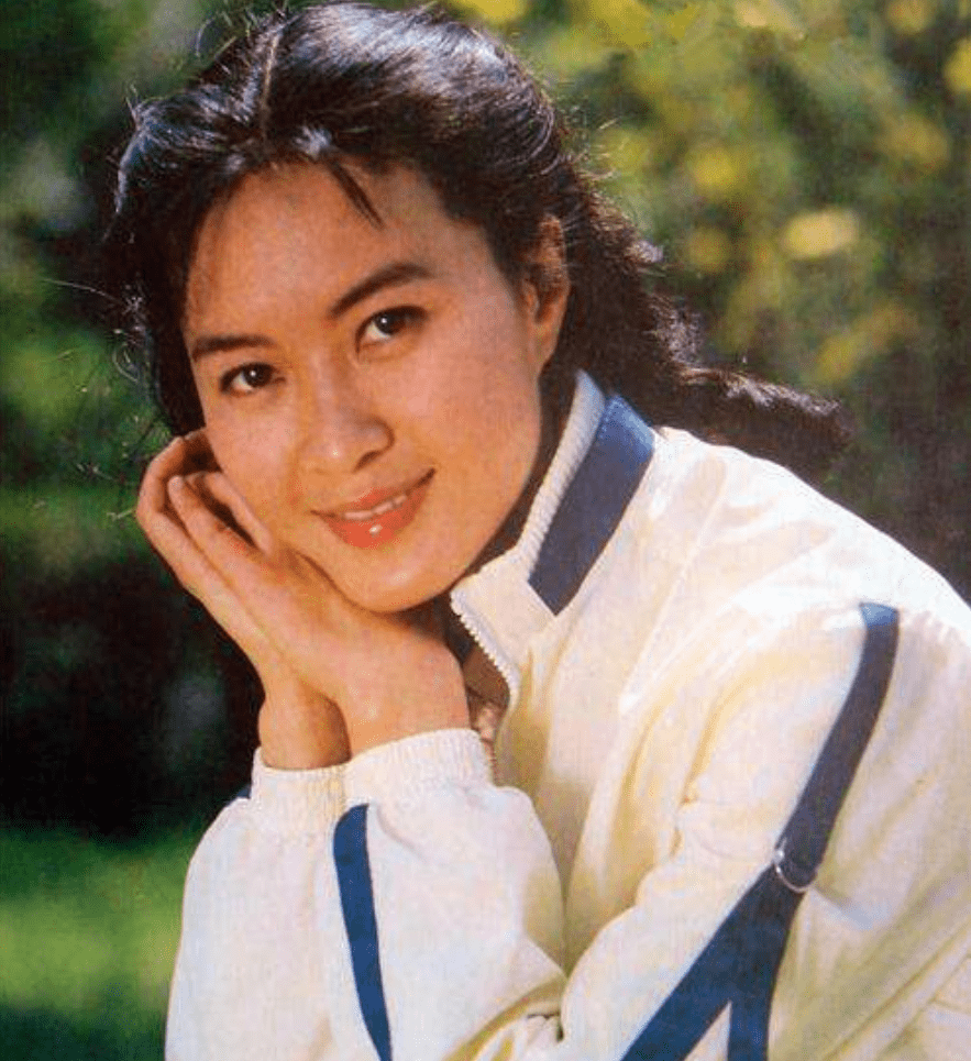 演员方舒:2婚2离,独自抚养两个女儿20年,如今女儿是她的骄傲_父母