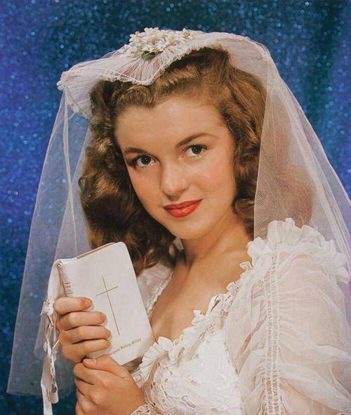 而草草结束了自己的学业,为了不再回到孤儿院,简央求她的监护人格蕾丝