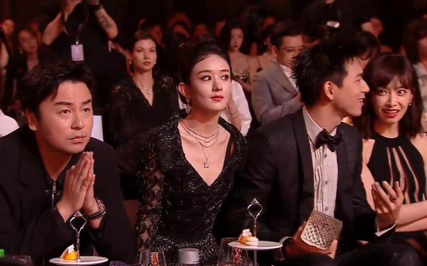 赵丽颖获得芭莎晚会年度演员,领奖前东张西望,和陈冲合影站c位