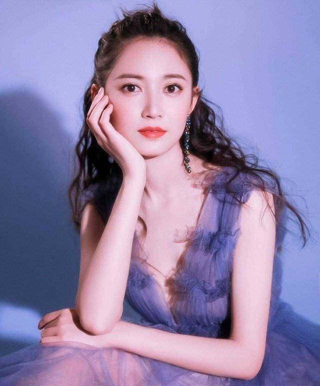 陈钰琪穿薄纱连衣裙,穿在身上仙气四溢,同时也彰显了甜美的气质_蓝色