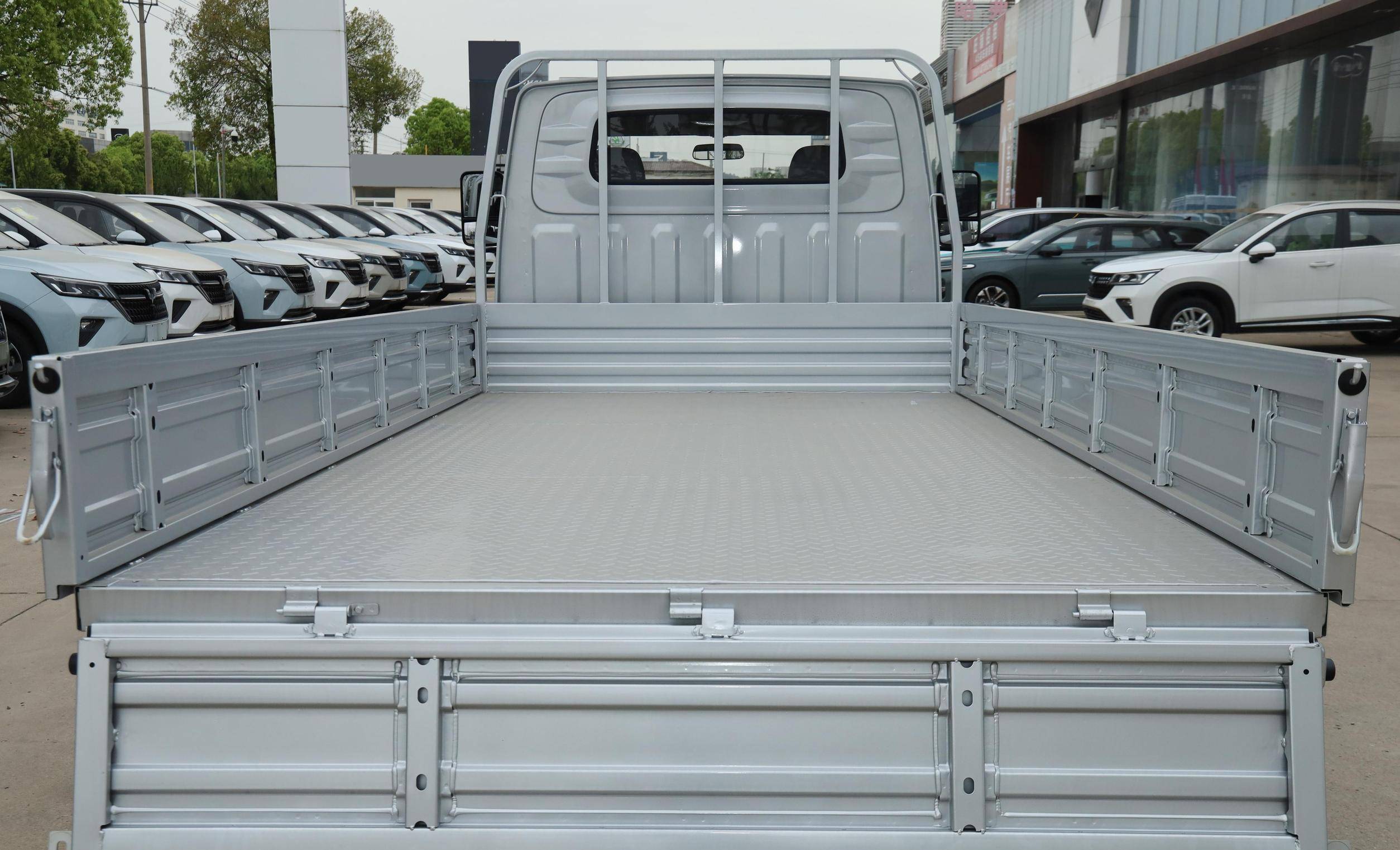 微卡里的大哥大-五菱龙卡,货箱尺寸3.8米,配2.