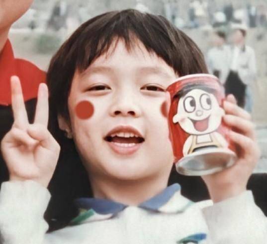 说到这,很多人就已经明白了,欢欢其实是张艺兴在6岁是出演的一个角色.