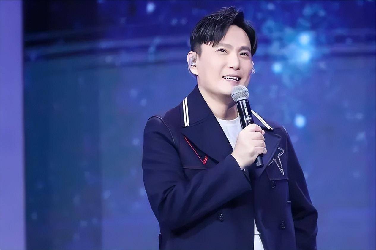 一个周杰伦,一个周传雄,撕开华语乐坛"利令智昏"的"遮羞布"_青春_偶像