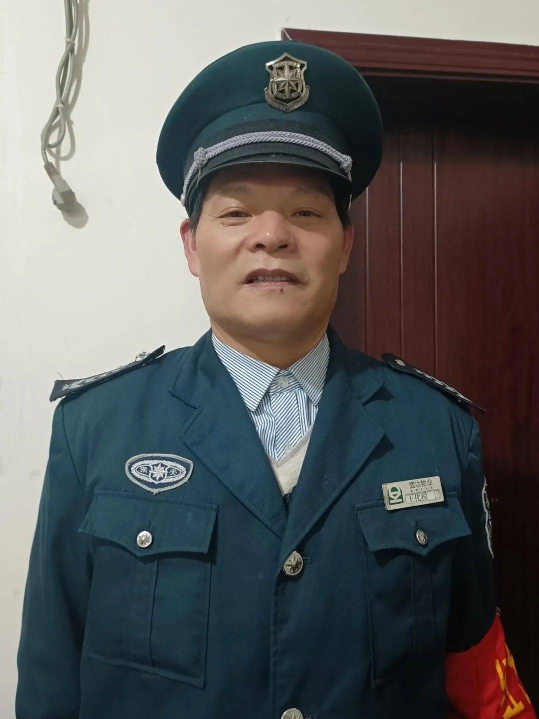 "火出圈"的秩序维护员王化模_业主_服务_阳光小区