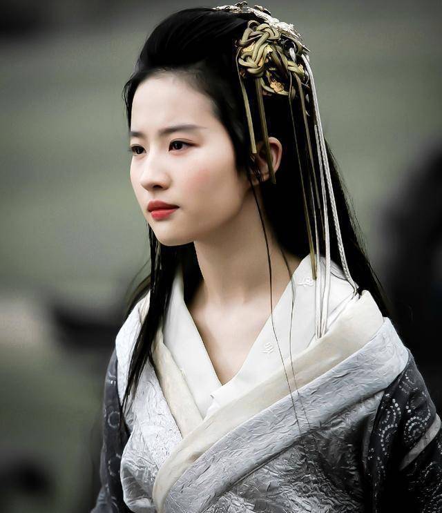 除了白浅太雷人,刘亦菲古装都很惊艳,网友批图出来的清宫图也美_衣服