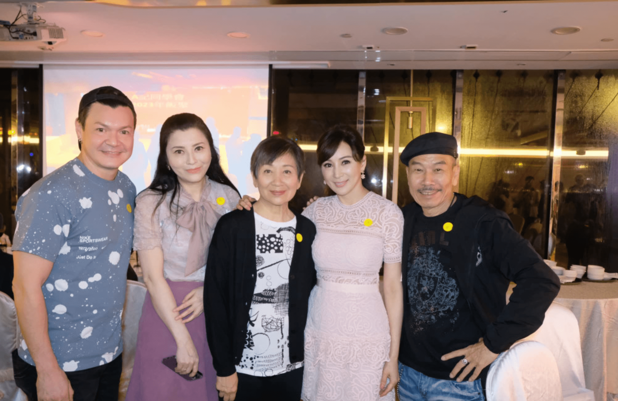 晓仪参加聚会罕露脸,脸蛋圆润略显发福,气质犹存不输同场女星_李嘉欣