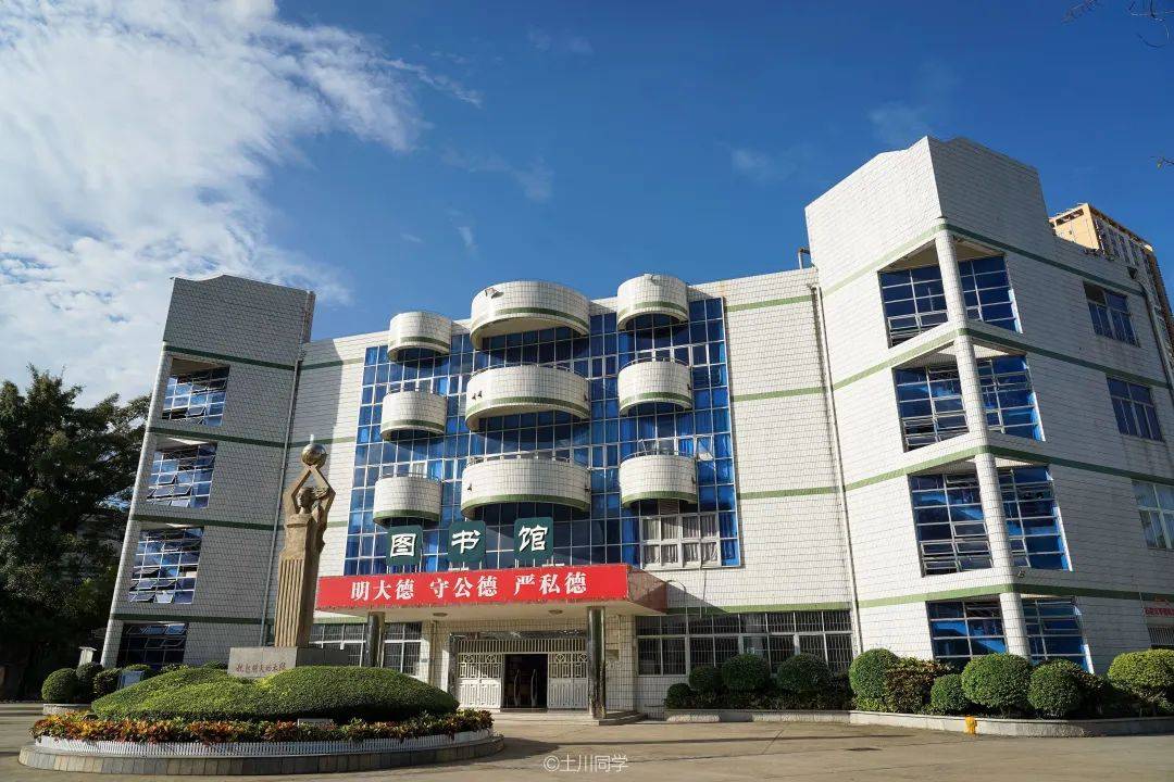 图书馆仿佛一幅山水画云雾缭绕的阳台山就在眼前如果遇上雨后高处可以