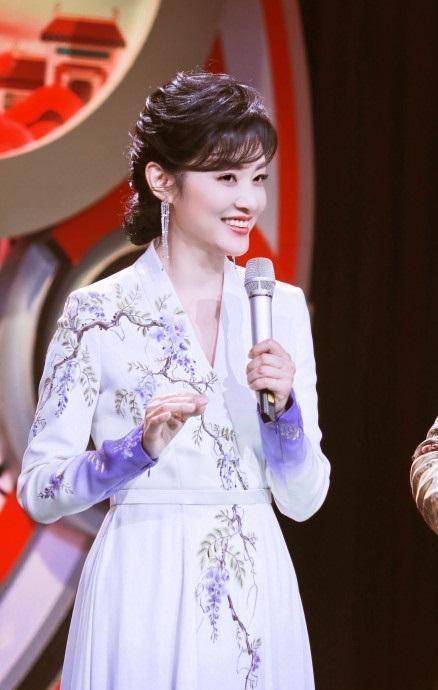 穿旗袍主持节目的周涛,端庄,古典,有气质,51岁美得很高级!
