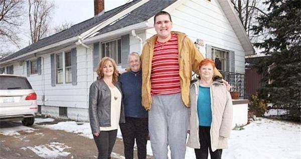 从侏儒到巨人,前半生身高1米22,后半生身高2米16,一生受尽苦痛_亚当