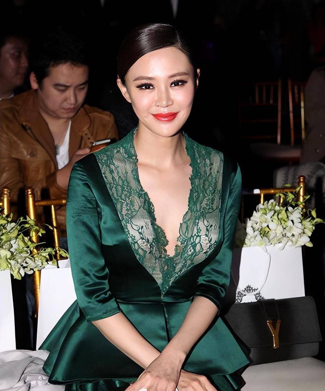 "关悦"真是越来越大胆,穿绿色蕾丝连衣裙,黄金比例身材太吸睛_时尚