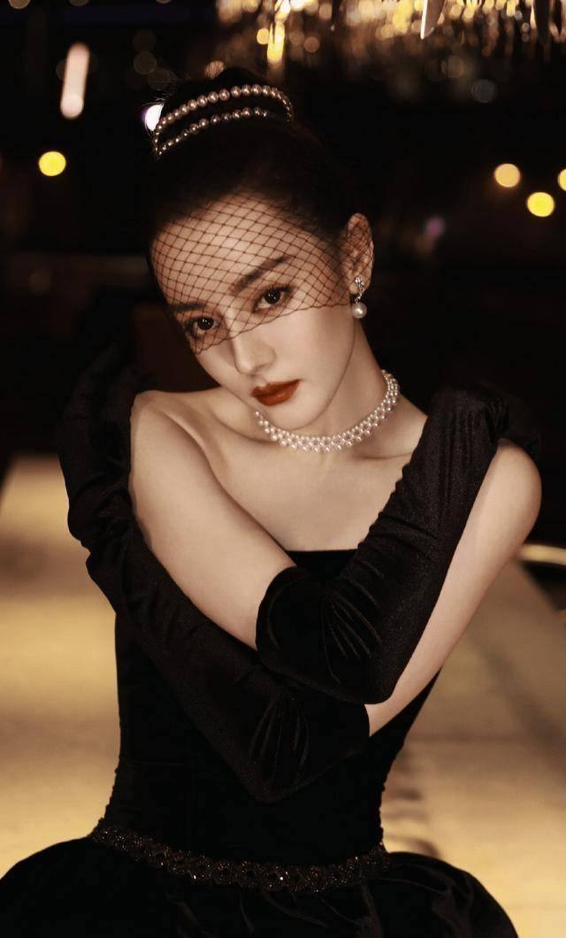 迪丽热巴赫本风造型直接封神!_气质_女孩_人间