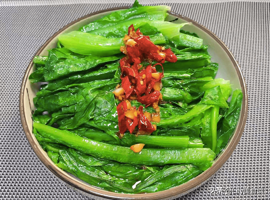 2,油麦菜洗净掰成小段,大蒜和小米辣洗净切碎待用.