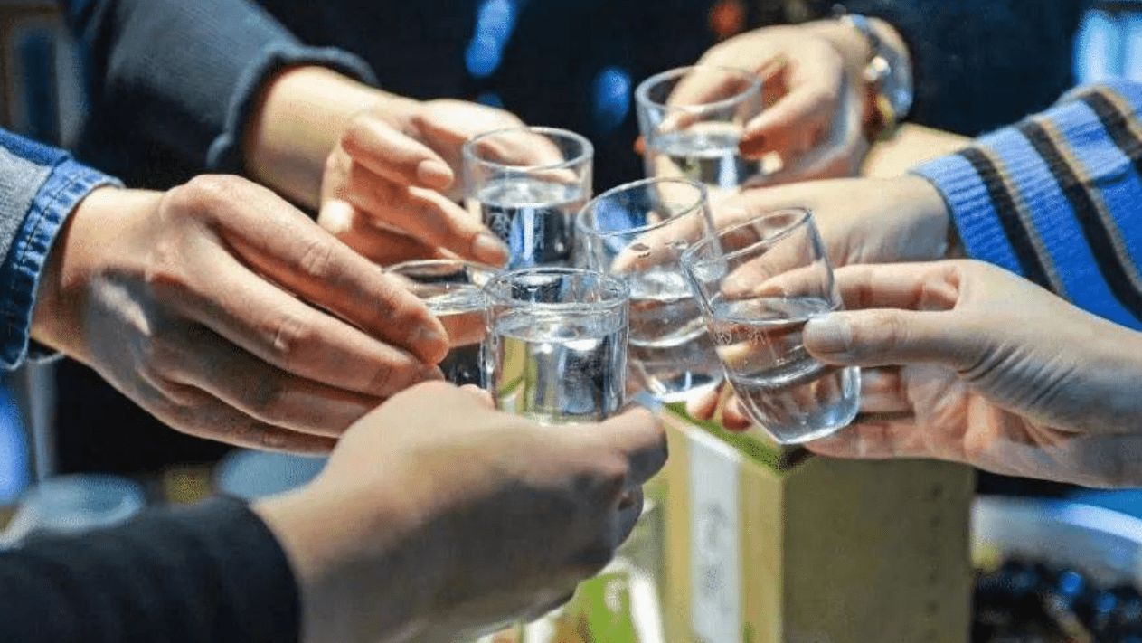 在饭桌上,会喝酒必学的"3大礼仪",外行看热闹,行家看门道!