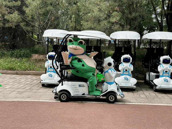 网红青蛙人偶携手伴游机器人,解锁六一新玩法_景区_旅游_游园