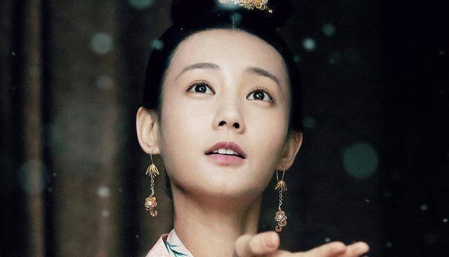 都是李一桐,为什么《鹤唳华亭》里的她比《剑王朝》里的她要漂亮_感觉