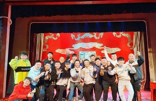 郑好老师曾讲述过,德云社小剧场的收入是固定的,就那么多座位,门票