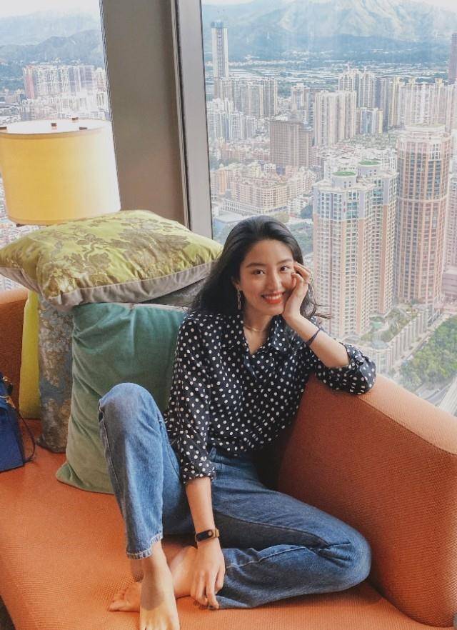 电影《只有芸知道》的女主杨采钰,颜值高衣品好,私服搭配超美的_牛仔