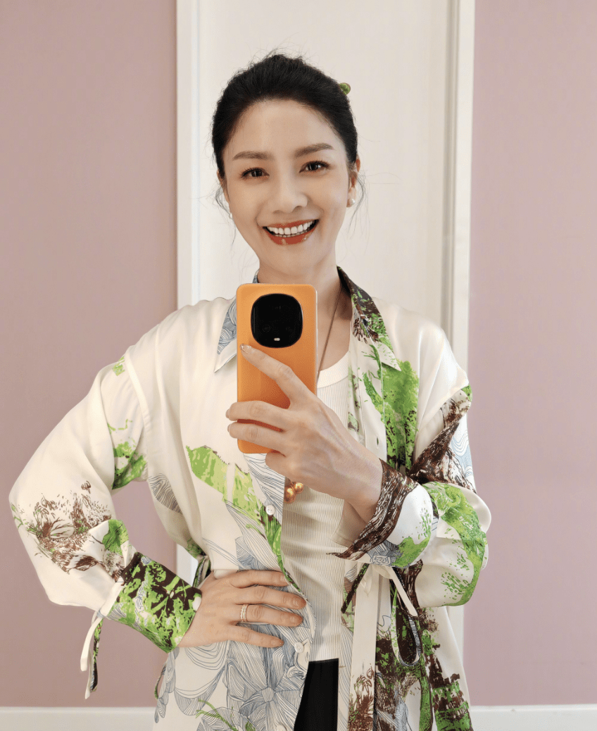 胡可儿童节晒全家福,安吉被赞变瘦了,兄弟俩颜值差距越来越大_沙溢