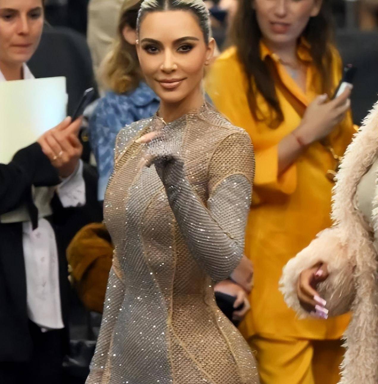 42岁金卡戴珊新造型太美了!