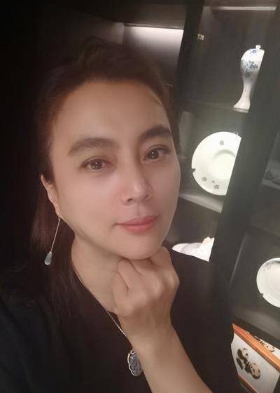 当单亲妈妈多年,57岁李玲玉皱纹已经藏不住,混血儿子撞脸吴磊_爱情