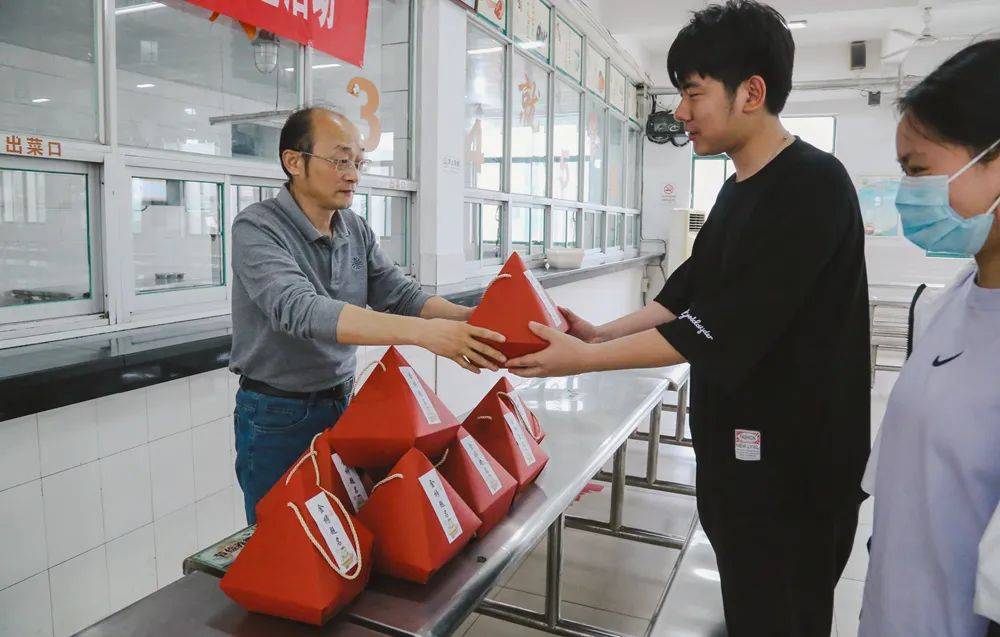 助力高考 一举"糕"粽 泰州田中开展高考送祝