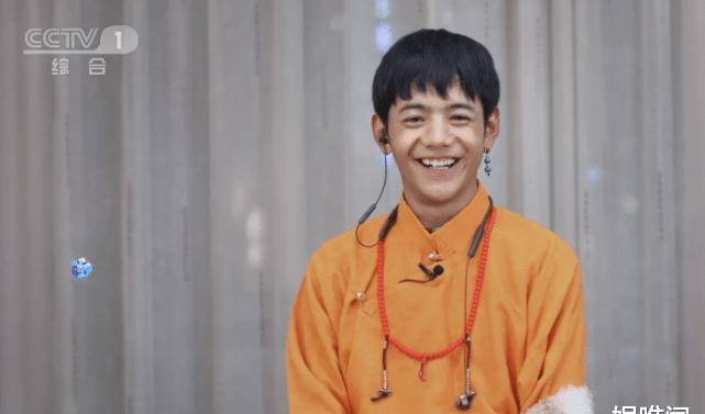 丁真晒男人装时尚照,不到半小时评论破万,这数据真不输当红偶像_明星