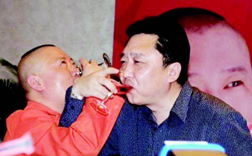德云社于谦自己烫头不过瘾,要给马未都上门烫头,喻恩泰遭遇调侃