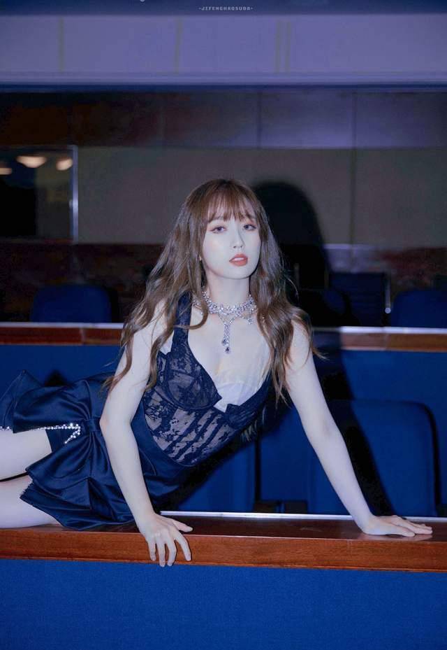 虞书欣的身材看呆丁禹兮,甜美的脸庞,却拥有辣妹的身材_初礼_时尚